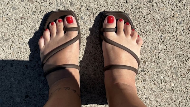 The Crocs Miami Toe Loop Sandals on Bianca's feet