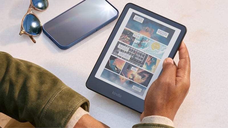 A person reading a comic book on the Amazon Kindle Colorsoft 16 GB.