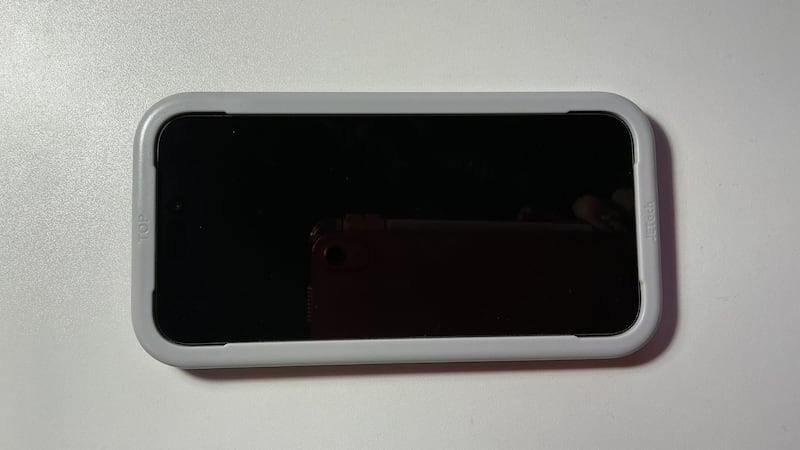 the alignment guide snapped onto Bianca's phone