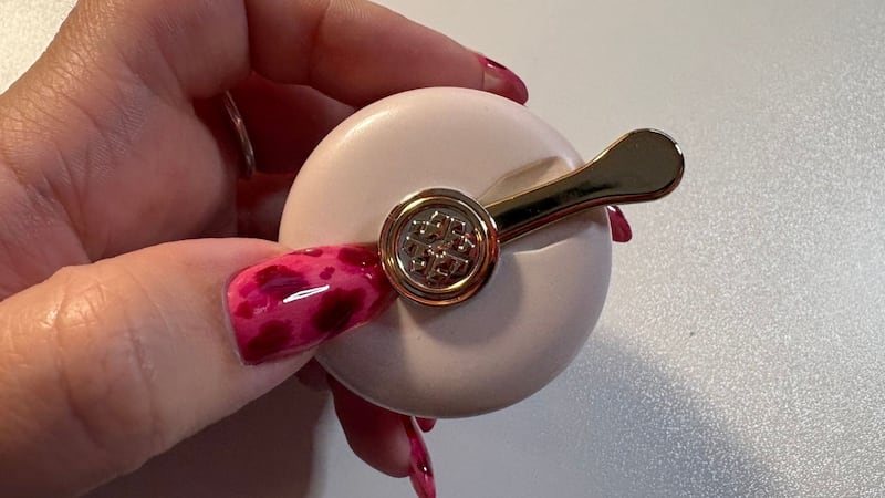 Bianca demonstrating how hard the scoop can be to get out of the packaging.